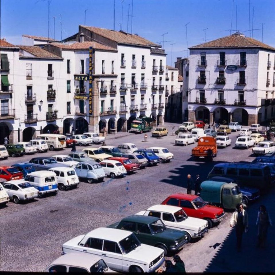 Aunque nos hayamos acostumbrado, el hecho de que se permita a la gente guardar sus coches en la calle es realmente extraño; al fin y al cabo, un coche es propiedad privada de cada persona. No se me ocurre ningún otro objeto que se pueda guardar en público de esta manera.
