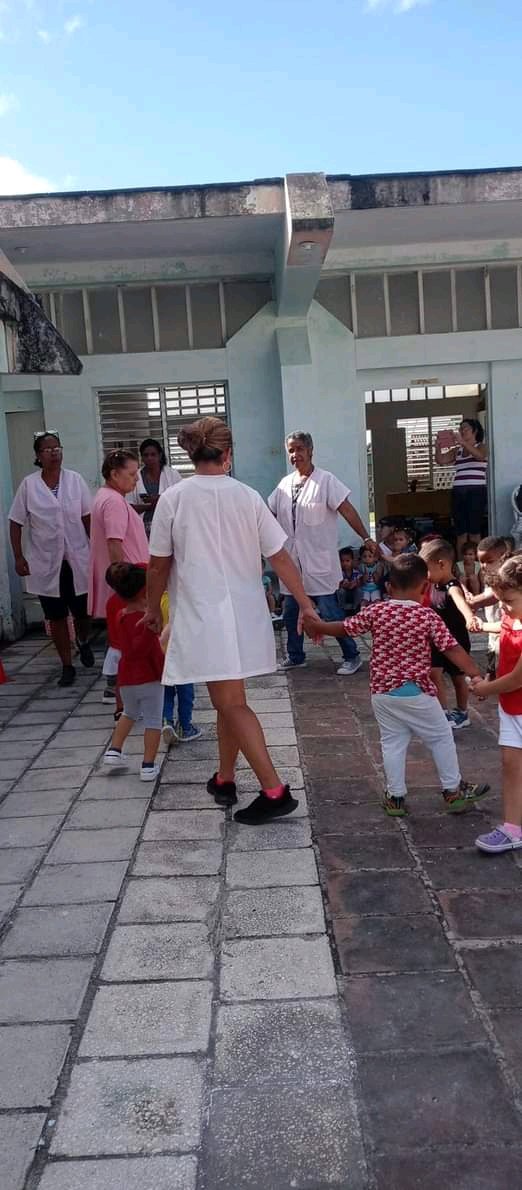 En horas de la mañana el Círculo Infantil Nueva Generación de Zaza del Medio celebró el Encuentro de Juegos Tradicionales de base con la participación de todos los años de vida.
#Taguasco
#CultutaTaguasco
#SanctiSpíritusEnMarcha