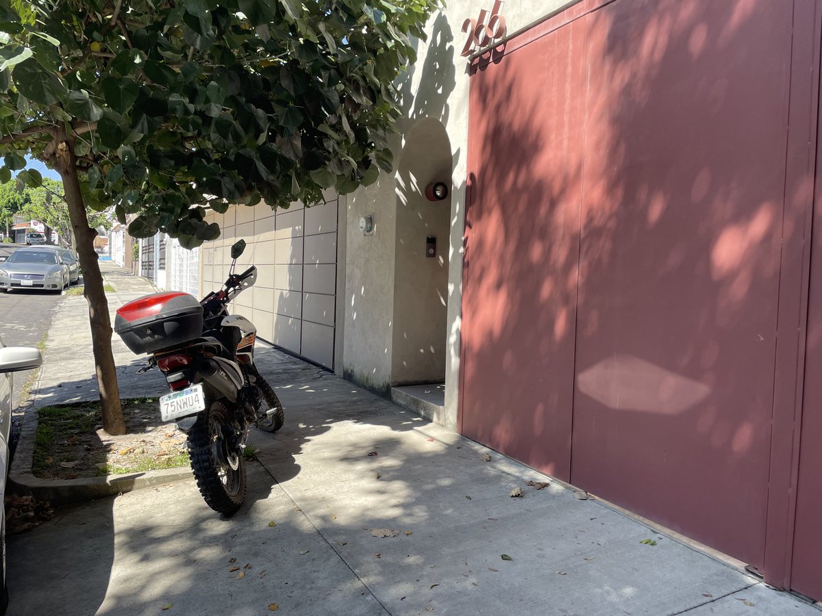 AmargoArqui's tweet image. Esta moto siempre en banqueta en calle Xicoténcatl 273 col ciudad del sol
