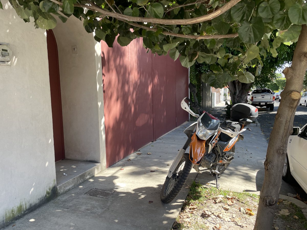 AmargoArqui's tweet image. Esta moto siempre en banqueta en calle Xicoténcatl 273 col ciudad del sol