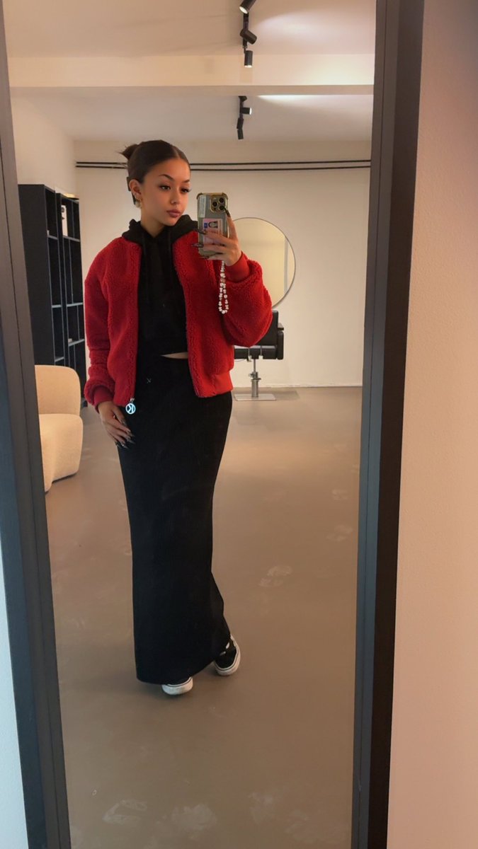 Rood voor passie.
Zwart voor macht.
Jij mag raden welke van de twee je nooit krijgt.🖤🥀

Findomnl Femdom