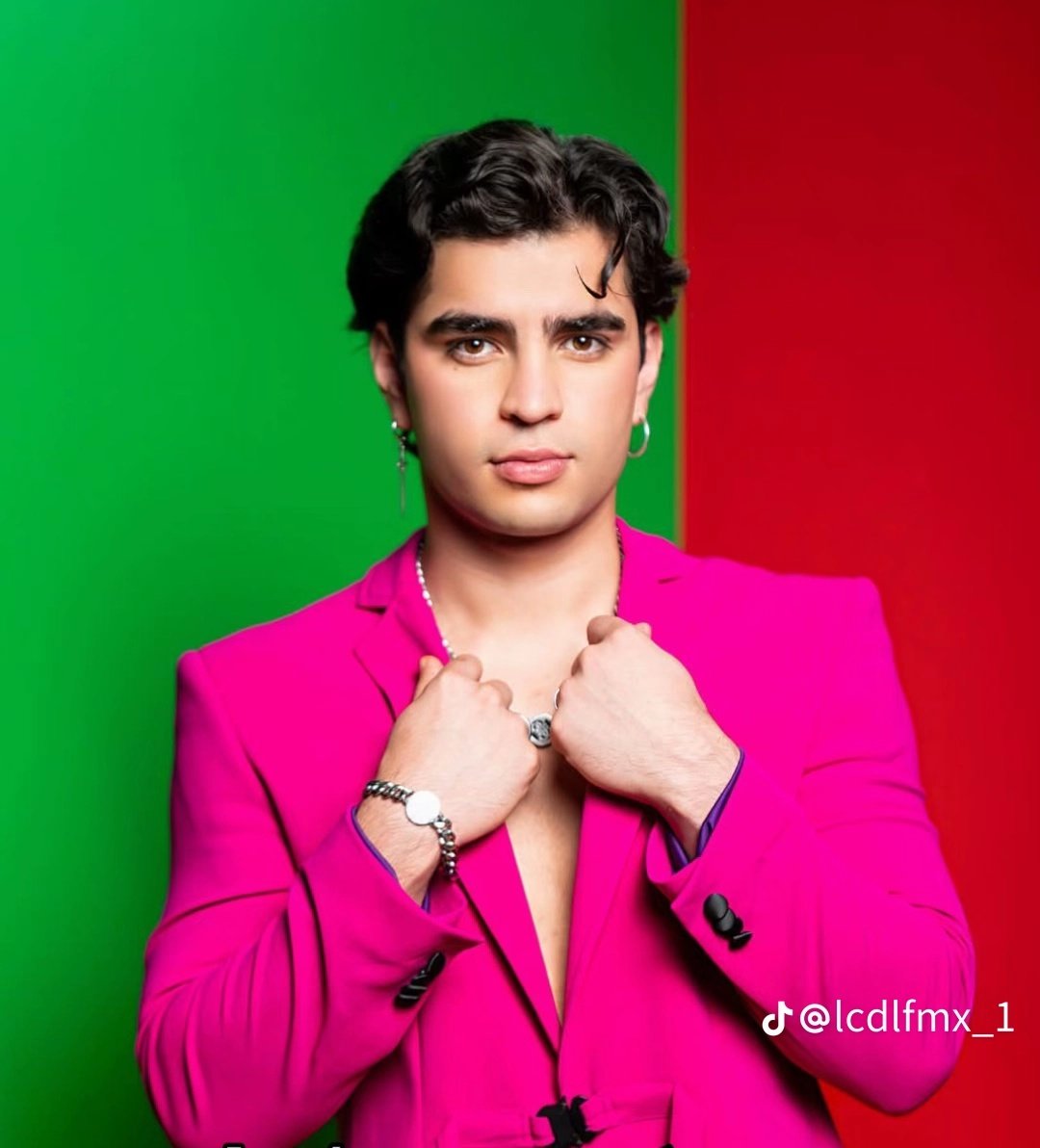 aaronloviu's tweet photo. Hablemos del glow ups de aa 💋

#LaCasaDeAaron https://t.co/miQ13FOAre