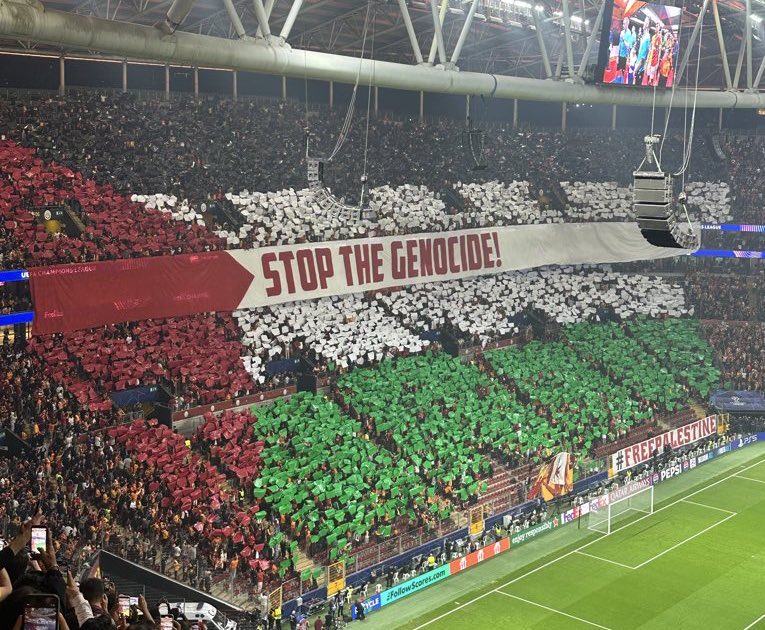 “STOP THE GENOCIDE!”

“SOYKIRIMI DURDURUN!”

Uluslararası bir maçta, Şampiyonlar Ligi maçında tüm dünyayı Gazze’ye sahip çıkmaya çağıran aslan yürekli Galatasaray taraftarını yürekten alkışlıyoruz.

👏👏👏👏👏 

<a href="/ultrAslan/">ultrAslan</a> 
<a href="/VeyselGiley/">Veysel Giley</a> 

#FreePalestine
#FreeGaza
#TerroristIsrael
