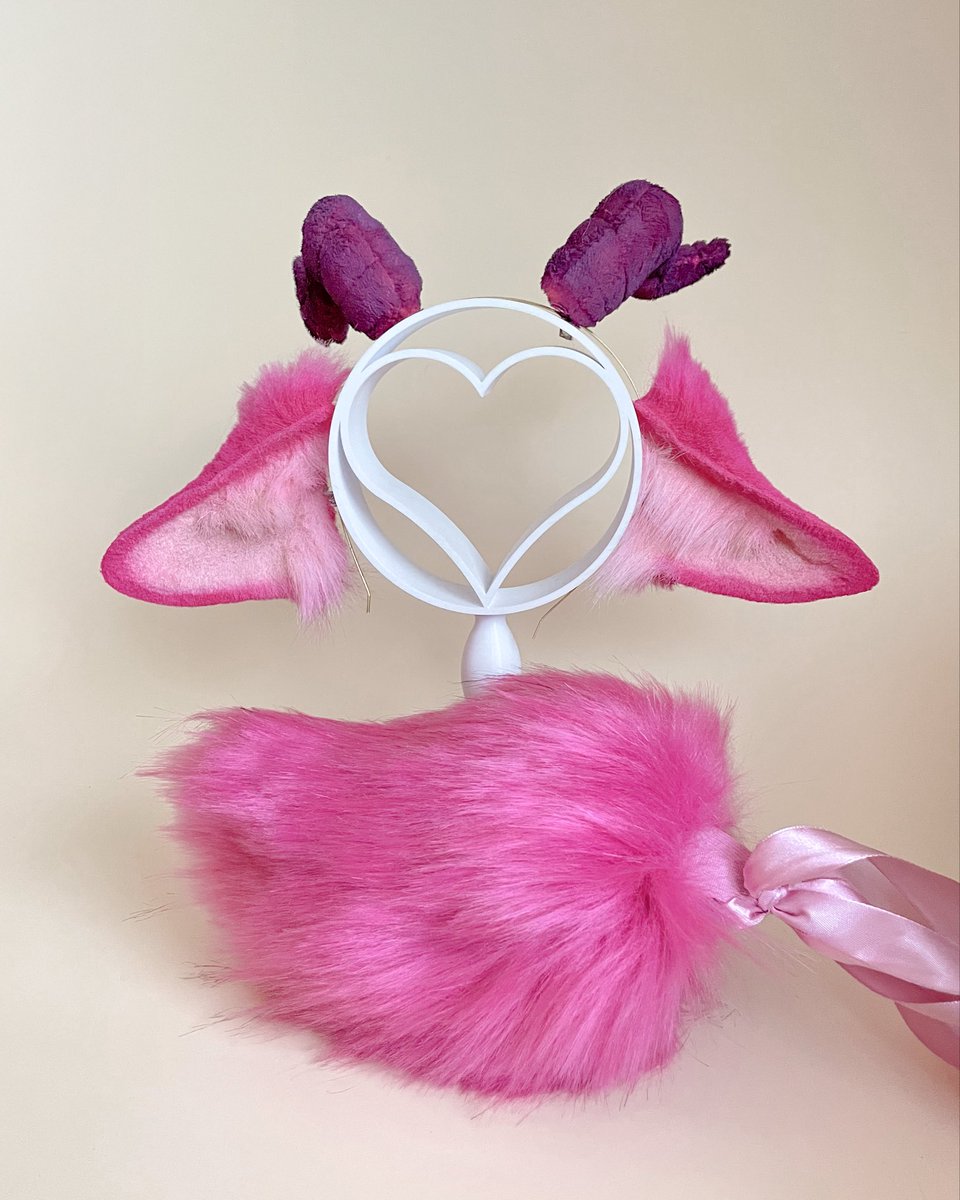 sheepofart's tweet photo. ~Hewwo!
Here’s a very special and colorful set I made as part of an art trade with the lovely @olsonshroom 💕

Ears are 10cm and tail is 25cm 🩷
Price for set like this is: 100USD

#handmade #cosplay #fauxfur #workshop #puppyears #tail #kawaii #pinkcore #furry #arttrade https://t.co/ucjkYScTxA