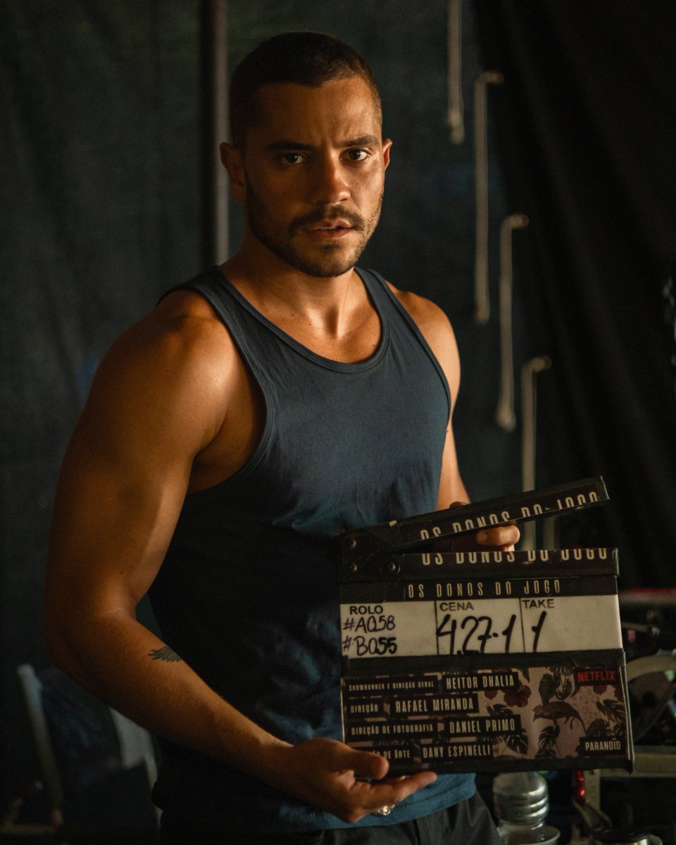 NetflixBrasil's tweet photo. UMA SEMANA para André Lamoglia. 🥵

A série Os Donos do Jogo estreia no dia 29 de outubro. https://t.co/XMdmfwct3f