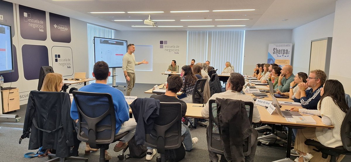 La sede de #FEDA acoge el taller de formación de 'Marca personal para emprendedores', que imparte <a href="/RubenMontesinos/">Rubén Montesinos</a> para los emprendedores/as seleccionados en el #ProyectoSherpa. 

En esta sesión les muestra cómo gestionar de forma consciente y estratégica sus marcas personales,