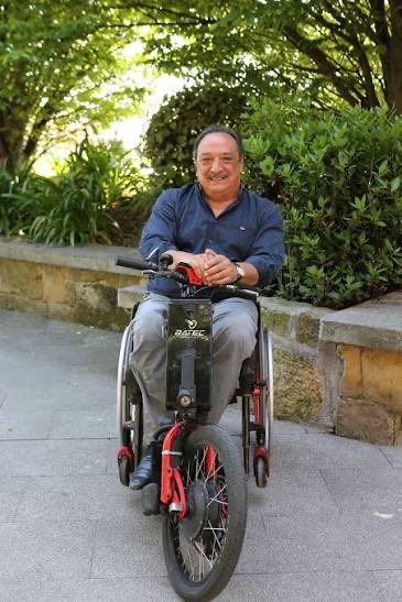 Goian bego Juan Carlos Sola.

Juan Carlos representó la lucha por la dignidad de las personas con movilidad reducida, fue un azote necesario de las administraciones públicas y, a la vez, un gran colaborador. 
Compartimos espacio, proyectos y desvelos.
Te echaremos de menos.