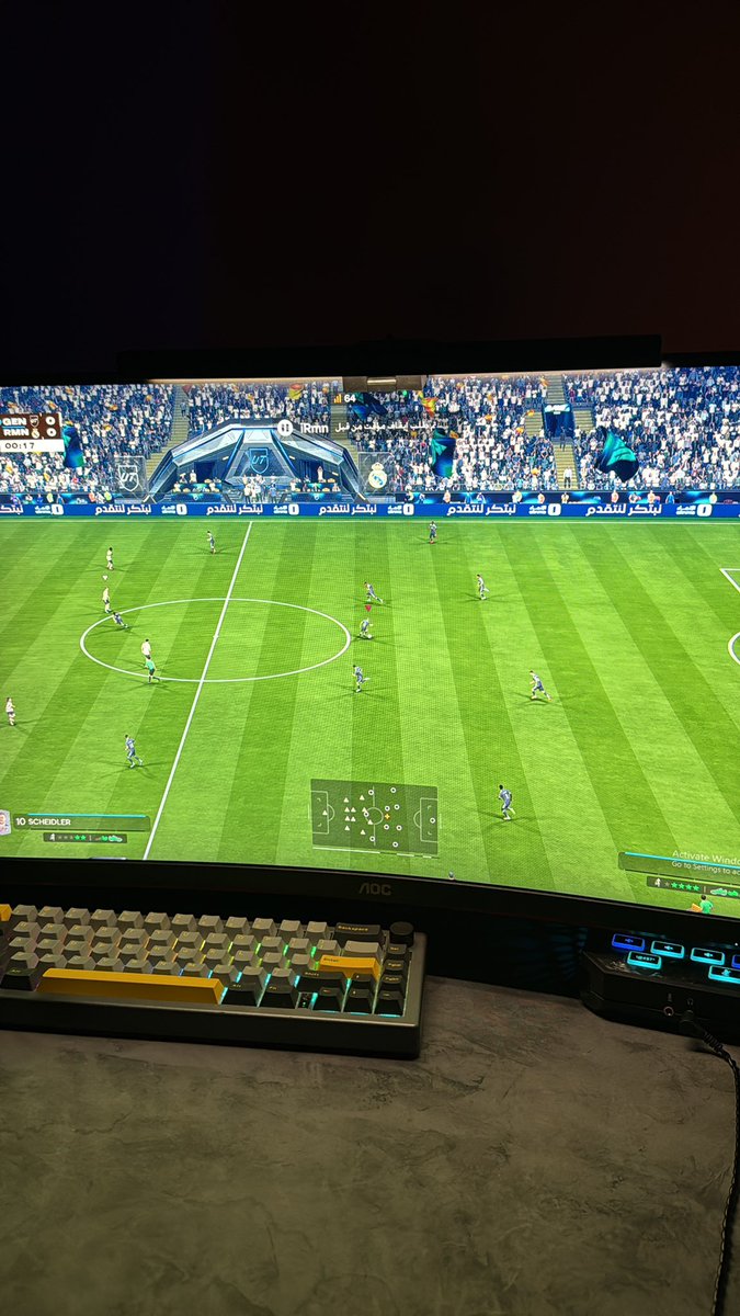 لنا ربع ساعه هذا الوضع كل شي يتحرك إلا اللاعبين الزبده ماني مطفي اللعبه ياهطف