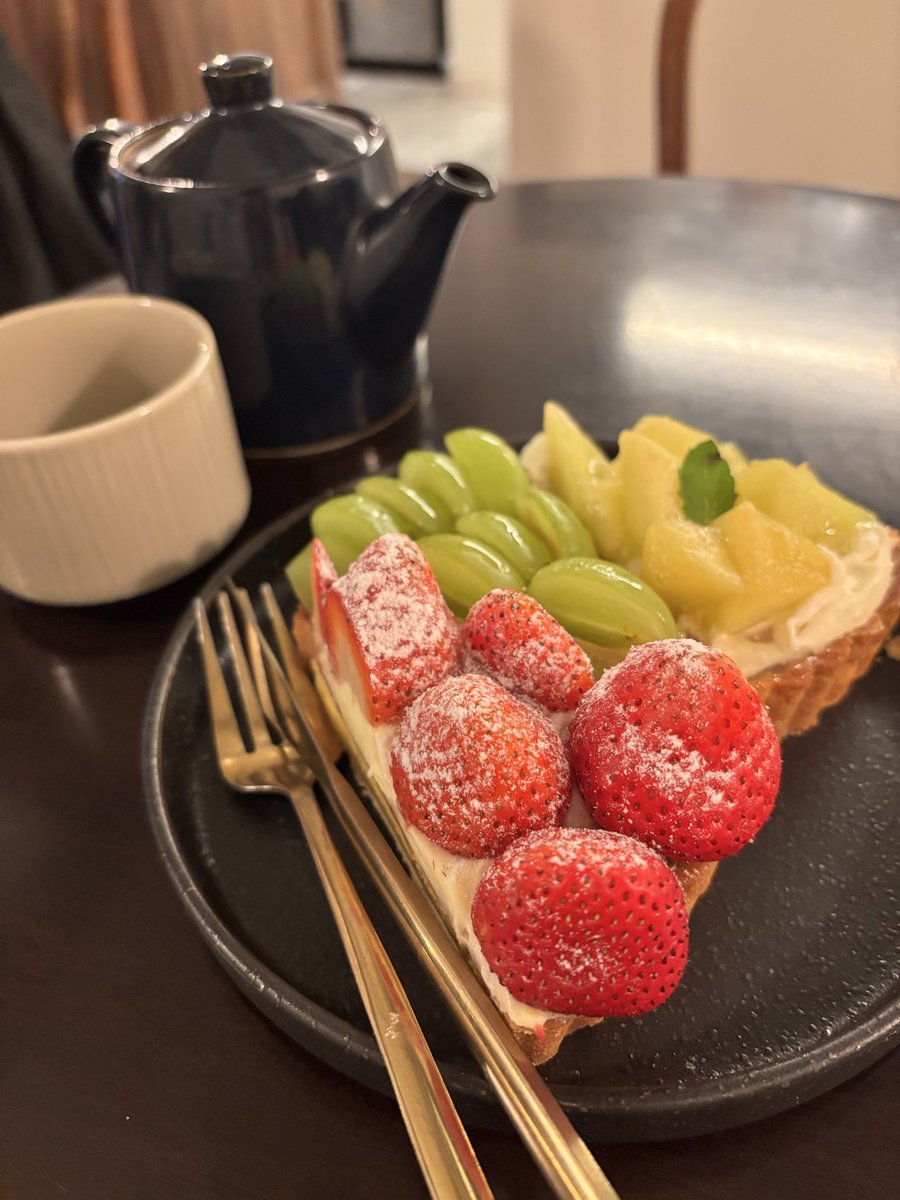 rin721041's tweet photo. 昨日タルト食べたくて行列ができると言われるお店へ。思った以上に昨日は冷え込んでてかなり辛かったけれど紅茶を飲んで温まってタルト堪能できて嬉しさ倍増。美味しかった😋別の種類の紅茶も飲んでみたい https://t.co/TbHVJZKzQ2