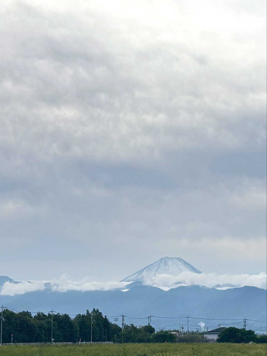 まだ眠たそうな空だけど
富士山の雪化粧は見えてます
