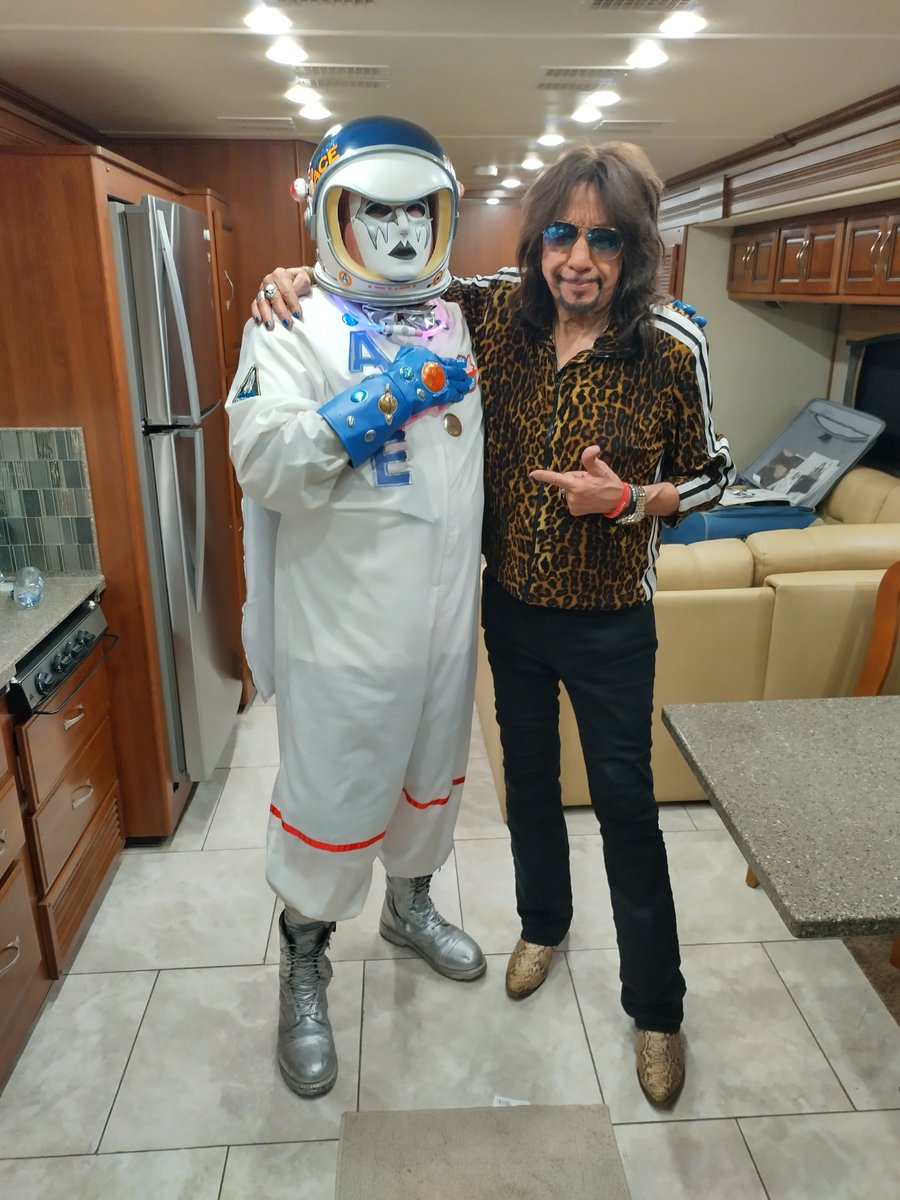 Scottwalmer3's tweet photo. @KZOKFM Our beloved Space ACE has passed. Rest in peace Rock Soldier ⚡⚡⚡⚡⚡⚡⚡⚡⚡ https://t.co/DiuToRoGyj
