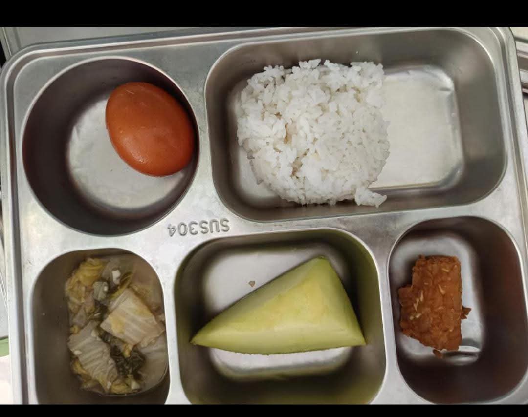 dwipayuda's tweet image. di rumah saya ada usaha katering, jadi cukup kredible kan untuk menilai harga menu #mbg seperti ini? 🤭🤦 

ps: foto menu salah satu sekolah dasar di kota kediri.