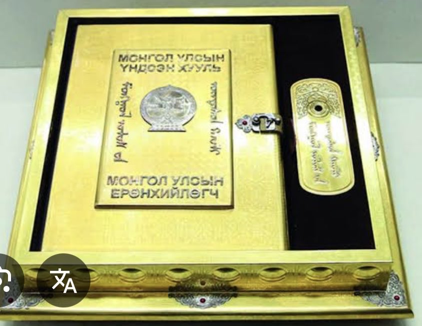 #Үндсэн_хууль

✅Мөнгө, нүүрс, хууль, жагсаал, түр хороо гээд ч хулгайлахгүй юм үгүй болсон энэ цагт Үндсэн хуулиа ч бас тавиад туухаа дөхлөө🤔

✅Өмнө ҮХ-ийн Цэцэд улс төрчид багагүй томилогддог байсан ч сүүлийн бүрэлдэхүүн дандаа мэргэжлийн хуульч, судлаачдаас бүрдсэн. Үр дүнг