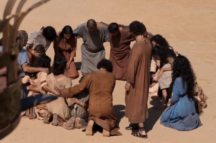 O ser humano que não se emociona com uma cena dessas dos cristãos se ajoelhando para orar antes de serem mortos, não está vivendo, está apenas existindo. #OSenhorEAServa