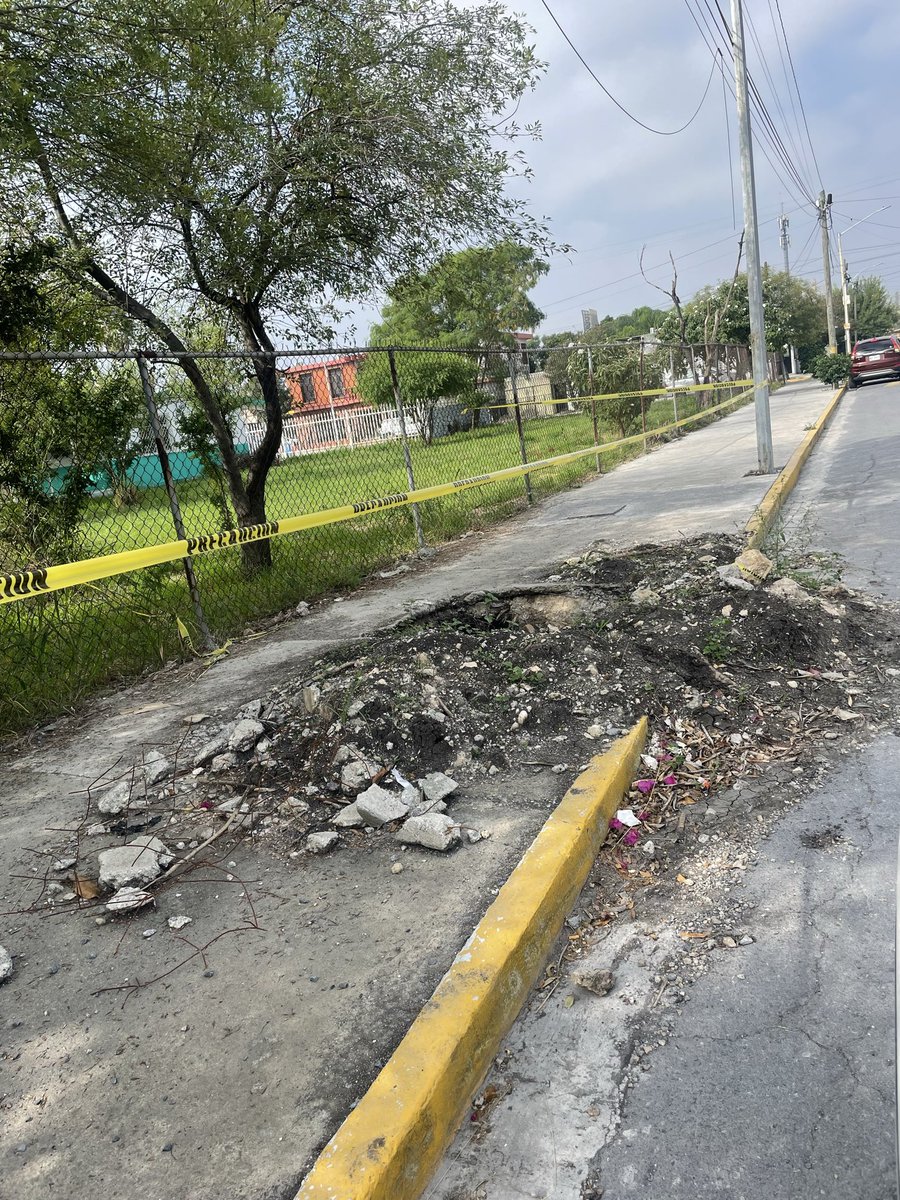 fabiolajasso's tweet photo. Fraccionamiento Santa Fe municipio de Monterrey, @AdrianDeLaGarza cuando piensan venir a resolver esto tenemos meses esperando que agua y drenaje venga a cerrar lo que abrió, no se puede pasar para ir a la escuela ! Espero respuesta lo más rápido posible.. https://t.co/XySFkiUp2Z