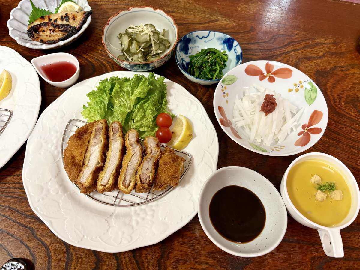 iRrw6jXOSuMPcnV's tweet image. 昨晩の夕飯🎶
とんかつ🐷🐷🐷
 #おうちごはん