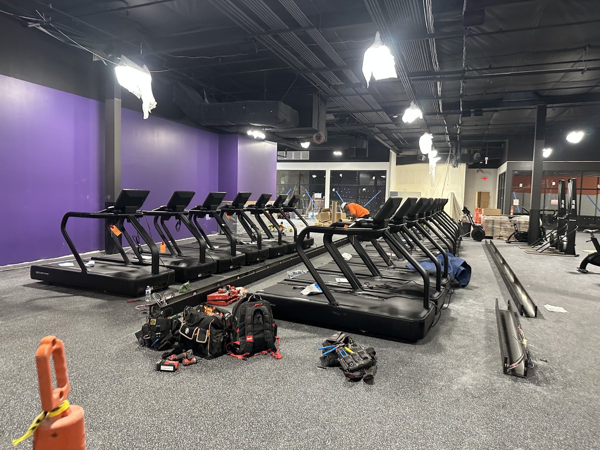 RobCon_Co's tweet image. Crunch Anaheim is in beast mode 💪

Rubber + turf down, tile going in, equipment rolling in nonstop, and crews are building fast. Almost there!

#CrunchFitness #TeamRobcon #GymBuild #ProjectUpdate #FinalPush