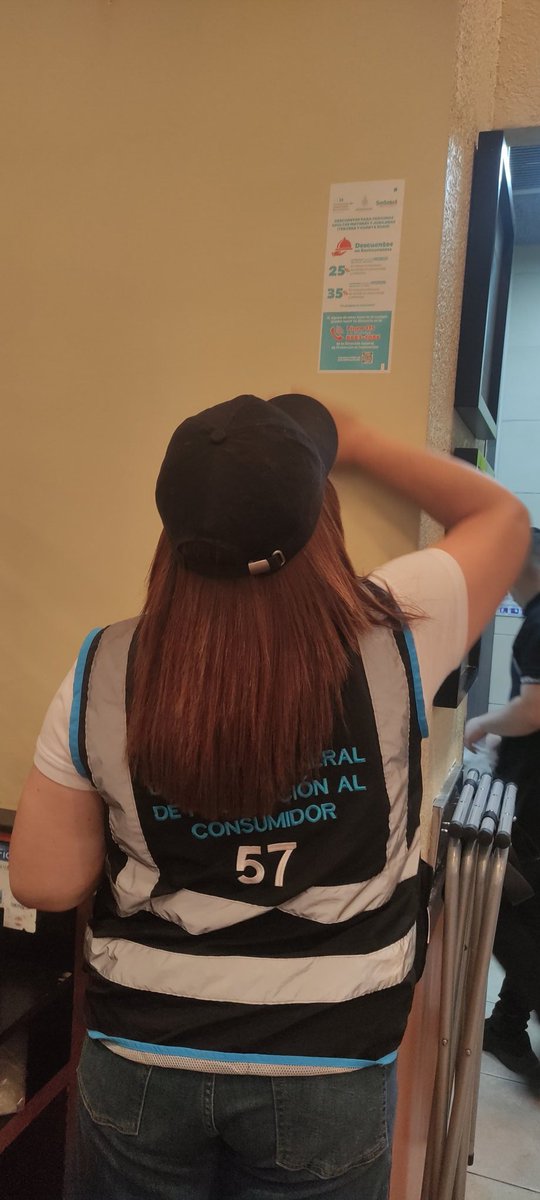 𝗦𝗮𝗻 𝗣𝗲𝗱𝗿𝗼 𝗦𝘂𝗹𝗮: 
El personal de Protección al Consumidor, continuo hoy pegando stikers en diferentes restaurantes de la zona norte, para que respeten el descuento del adulto mayor y con discapacidad.