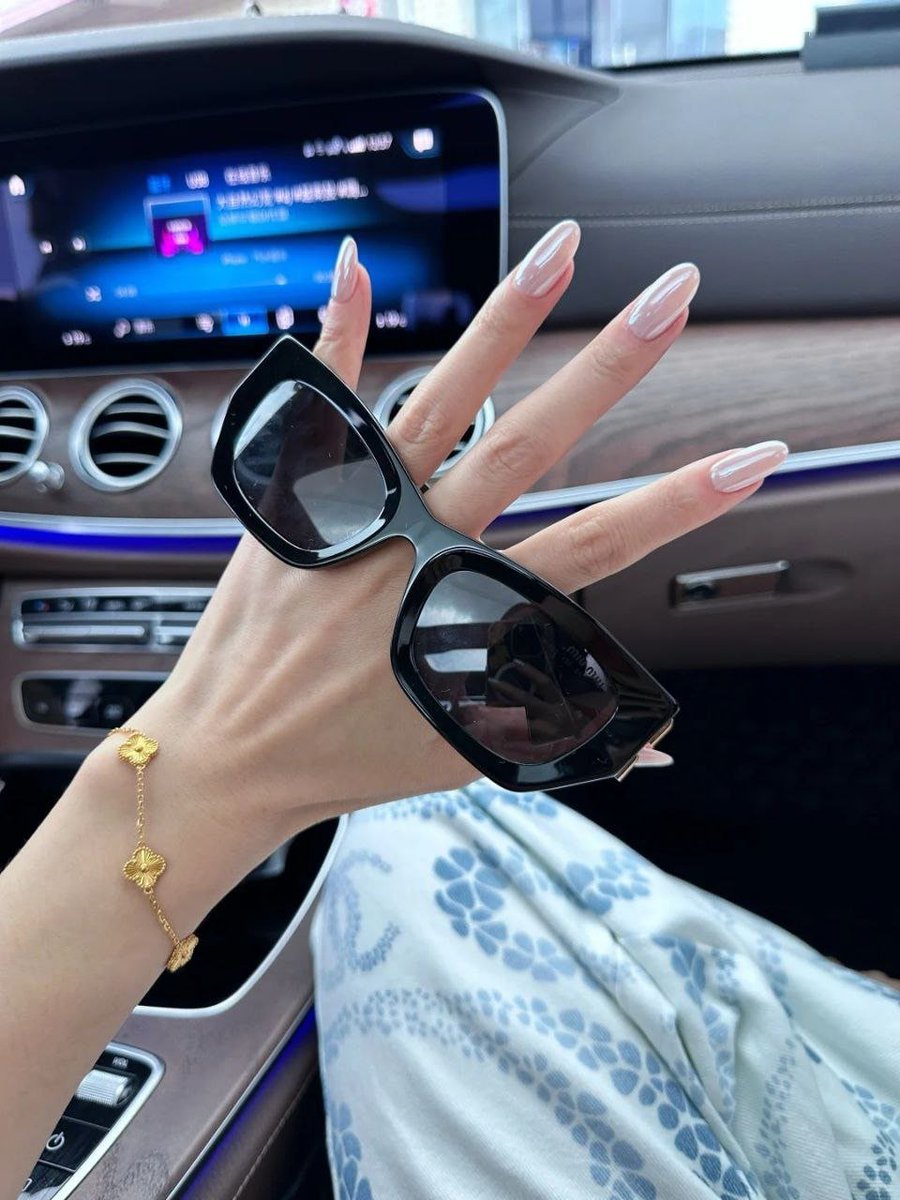 🕶ドライブ中のスタイリッシュなひととき✨
お気に入りのサングラスとゴールドのブレスレットで、ちょっとしたアクセントをプラス💖
音楽と共に、リラックスした時間を楽しんでいます🌟