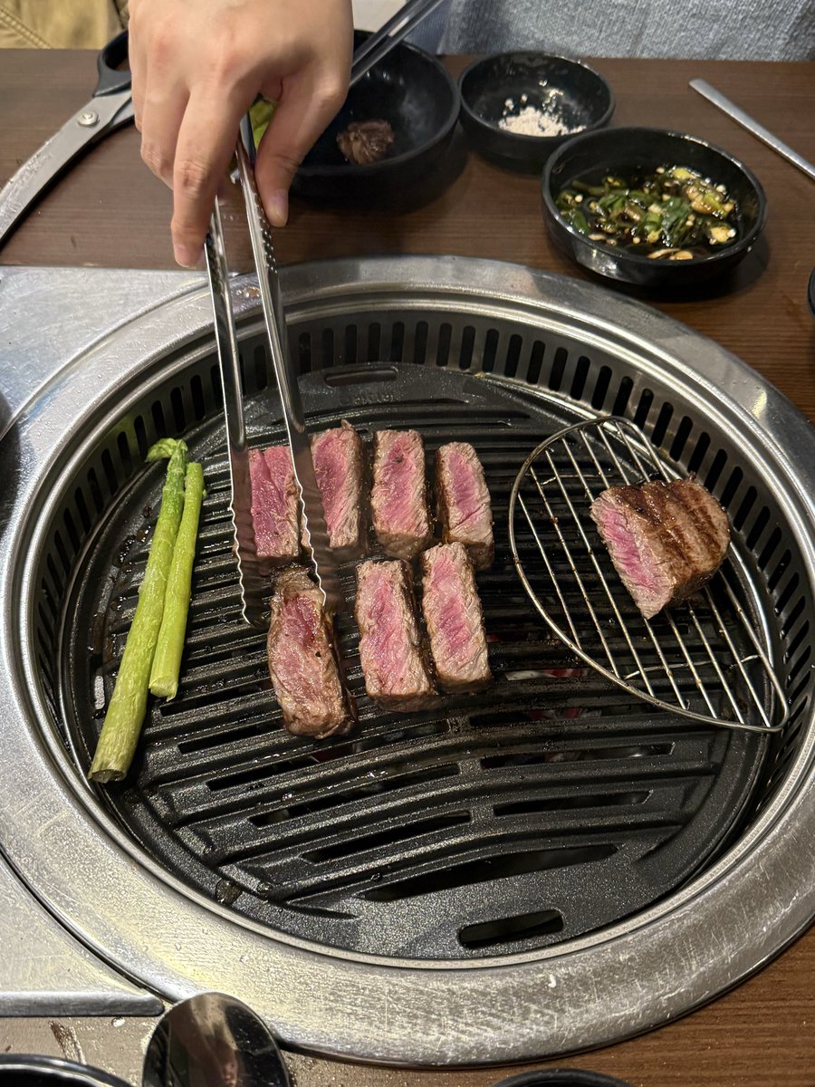 Happystarcat's tweet photo. 오마카세 한우 가격이랑 비슷한데
양이 배터지고 콜키지 프리인 곳 https://t.co/FMEzBy1Kup