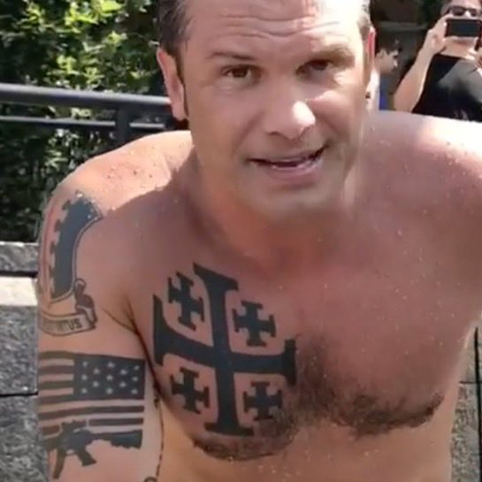 民主党缅因州参议员候选人Graham Platner被发现胸前有纳粹集中营看守部队的骷髅咬骨纹身。他自己将其解释为“去克罗地亚旅游喝醉酒后犯下的错误”。但是民主党之前对赫格赛斯的耶路撒冷十字、马斯克的我心属你大肆指责，现在对自己人真纳粹标志轻描淡写，双标尽显。