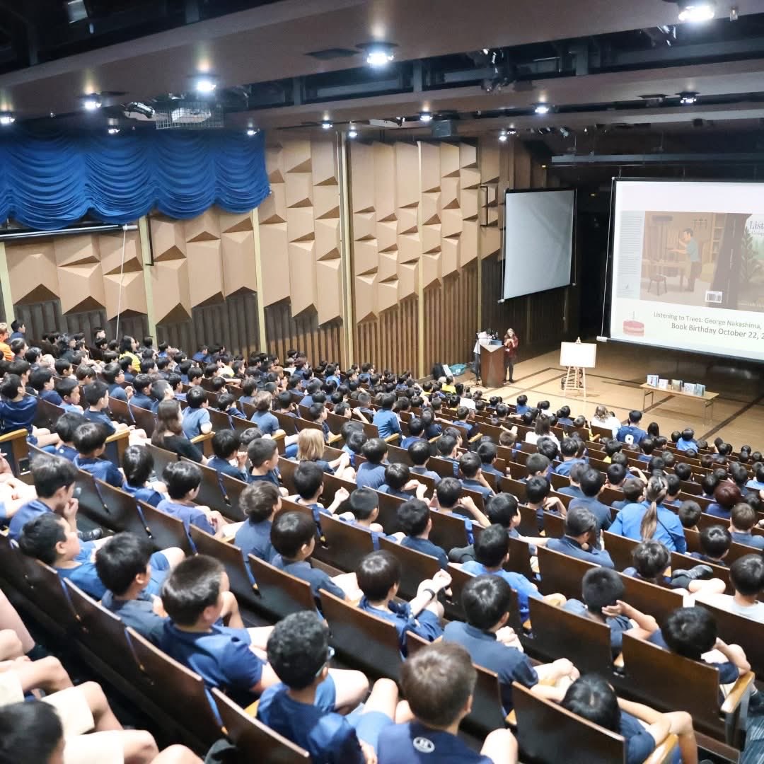 先月プレゼンとワークショップで訪れたインターナショナルスクールでの写真。キンダーから5年生までがシアタールームに大集合で、こんなに大勢の子どもたちの前で英語で話すことは初だったので最初はその雰囲気に圧倒！みんな本が大好きで、時間が足らなくなるほど、たくさん質問してくれました！