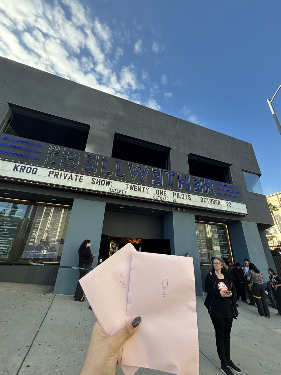 redercorate's tweet image. guess who’s meeting tyler and josh in a few minutes