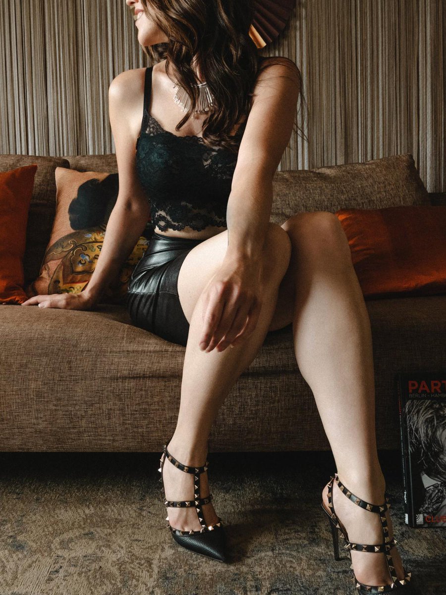 CordeliaConte's tweet image. We heard the tea’s good in London…🇬🇧
but something tells me we’ll be serving something far hotter. 🔥
@_avery_page  + I, Nov 3 – 7. Come sip with us. ☕️😉