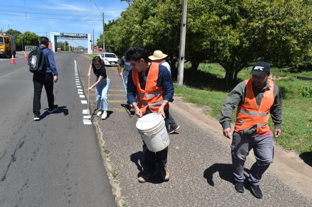 CuartoPoder_Py's tweet image. 🔴NO QUEDA OTRA, PARECE: ANTE INACCIÓN DEL MOPC, VECINOS DE AYOLAS SEÑALIZAN RUTA EN TRAMO PELIGROSO
◾Ante la ausencia del Ministerio de Obras Públicas y Comunicaciones (@mopcparaguay), ciudadanos ayolenses se autoconvocaron con el acompañamiento de la Asociación de…