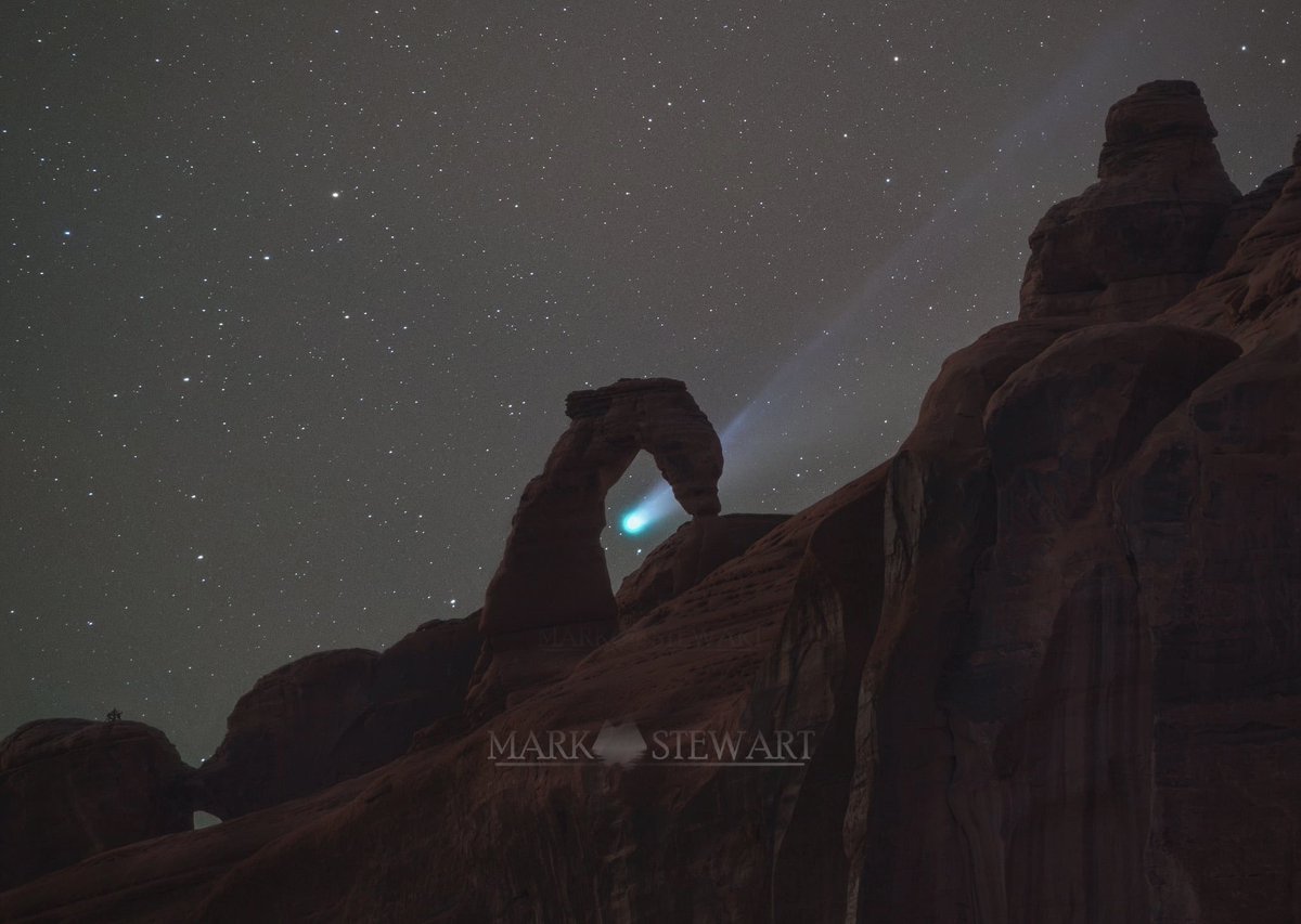 StewarrMark's tweet image. Comet Lemmon setting through the famous Delicate Arch on Sunday night. This composition is right around 250mm and we had to be in a very specific location to nail it setting through the arch. I included the tracked raw image as well. Shot with @KennethLerose #cometlemmon