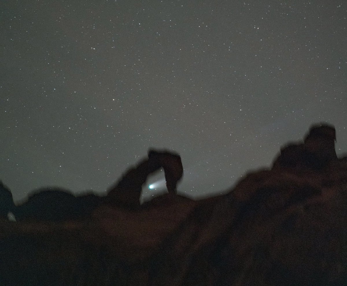 StewarrMark's tweet image. Comet Lemmon setting through the famous Delicate Arch on Sunday night. This composition is right around 250mm and we had to be in a very specific location to nail it setting through the arch. I included the tracked raw image as well. Shot with @KennethLerose #cometlemmon