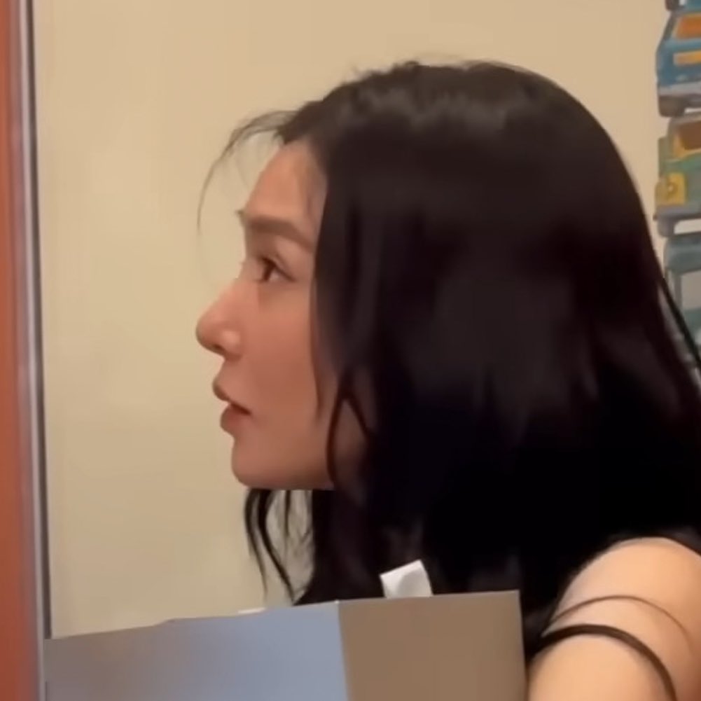 ty__hearts's tweet photo. the look tiffany gives to hyo because she got her a gift 🥺... then hyo's over here making sure people know it was indeed her that got her a gift BWAHAHAHA https://t.co/5Cmuk7d4Gu