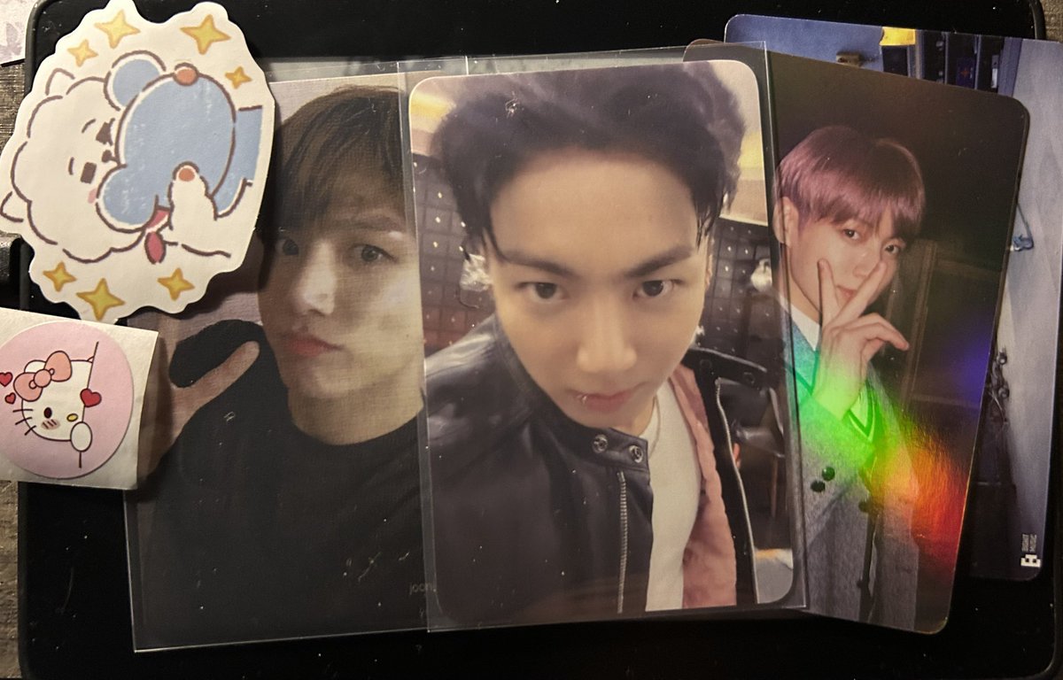 kooellect's tweet image. feedback super positivo para @inyoubts que me vendeu esse photocard do jungkook e mandou brindes lindos, chegou rapido e veio super bem embalado mt obrigada 💗💗