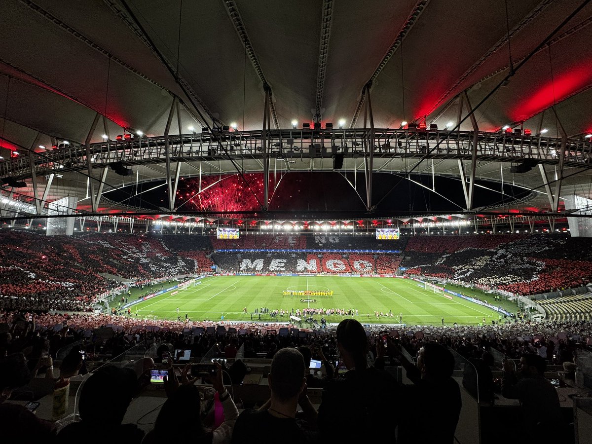 futebol_info's tweet image. Torcida do Flamengo fez um mosaico pegando o Maracanã inteiro.

📸 @brunodoubs | @PapaRubroNegro