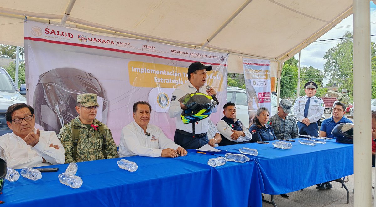 ToryLopezS's tweet photo. 🚔 En #Huajuapan de León implementamos la estrategia nacional #PiensaLleguemosASALVO, con el objetivo de fortalecer una movilidad segura 🚦 y prevenir accidentes en 🏍️ motocicleta.

🤝 Agradecemos la participación de las autoridades de esta localidad, así como de los municipios de Santiago #Huajolotitlán, Santiago #Cacaloxtepec, San Jerónimo #Silacayoapilla, Santa María #Camotlán y #Tezoatlán de Segura y Luna, localidades de la región de la #Mixteca

👏🏼🪖 Agradezco también el acompañamiento de las autoridades de la Defensa (@Defensamx1), Guardia Nacional (@GN_Carreteras), Fiscalía del Estado (@FISCALIA_GobOax), Policía Estatal y corporaciones de los municipios que se suman a esta iniciativa, durante la cual impulsamos el uso del casco, el respeto a los límites de velocidad y el cumplimiento de las normas de tránsito para reducir los accidentes viales en #Oaxaca