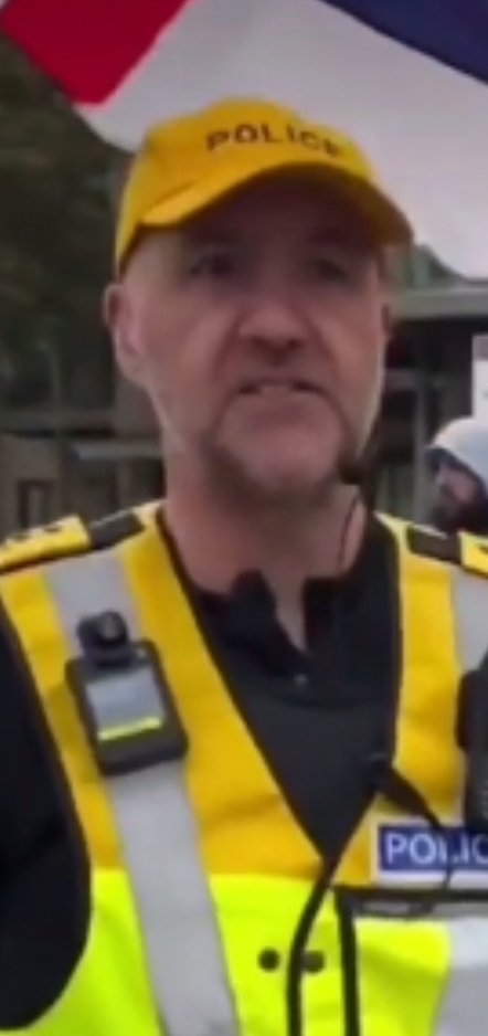 Festigurl1's tweet image. This copper ignored a Pakistani man calling a lady a bitch, but then he told her off for defending herself! Shame on you copper