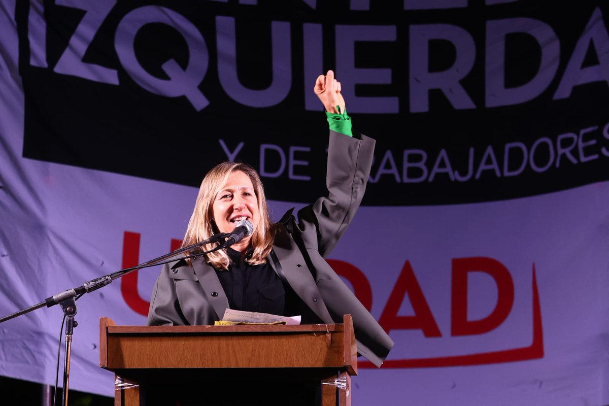Barry__Ale's tweet photo. Gran acto de cierre del Frente de Izquierda frente a la embajada  Norteamericana. Con importantes luchadores por los DDHH, trabajadores despedidos, jubiladxs, estudiantes,  referentes feministas con los que venimos enfrentando a este gobierno junto a nuestros principales candidatos como @myriambregman @NicolasdelCano @RominaDelPla entre otros,  para conquistar nuevas bancas para potenciar la pelea contra este gobierno de ultraderecha.