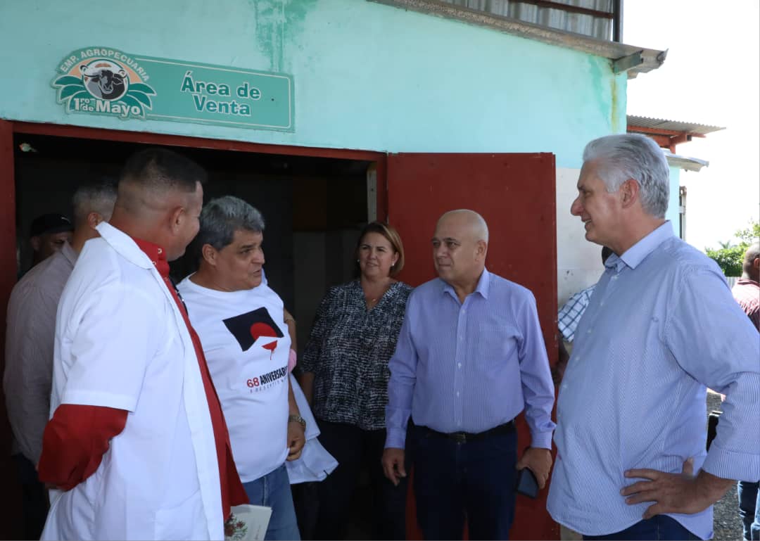 JorgeFaure1's tweet image. #PoderPopular el Presidente de la República de Cuba @DiazCanelB visitó la Empresa Agroindustrial en el municipio Aguada de Pasajeros de #Cienfuegos #IslaDeLaJuventud #SentirPinero #CubaEstáFirme #100AñosConFidel