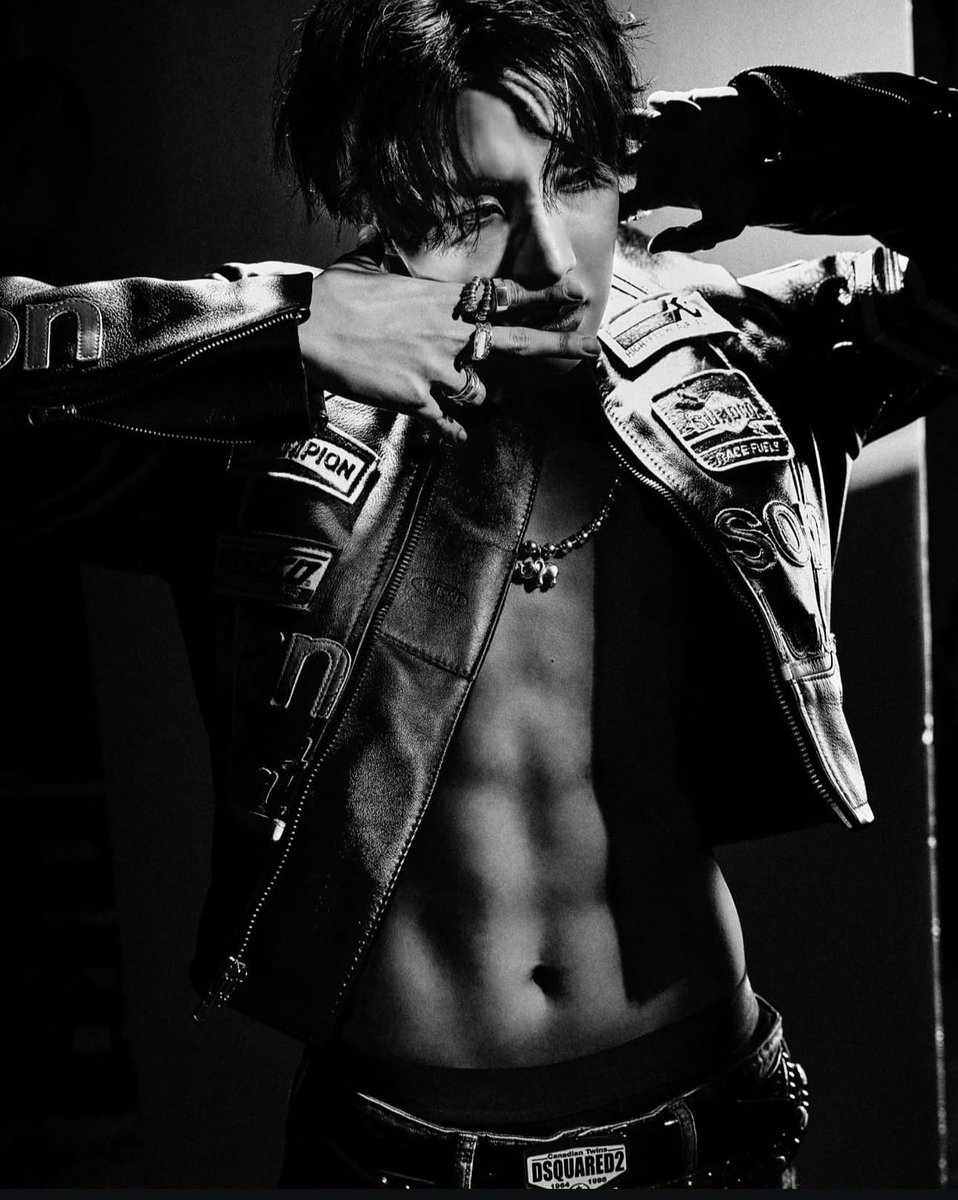 postcode_613's tweet photo. Remember when j-hope of @BTS_twt in his Killin’ It Girl era, singlehandedly bias-wrecked the whole fandom? 😮💨 I’m still recovering from this.
#Remember_When_BTS #BTS #BTSJHOPE #방탄소년단JHOPE #JHOPE #정호석 #제이홉 https://t.co/JX7cegoTvJ
