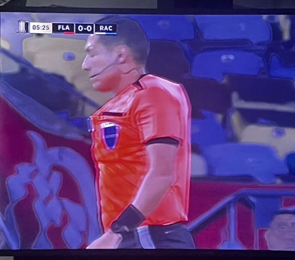 CAPArgento__'s tweet image. por que el arbitro parece un cybertruck