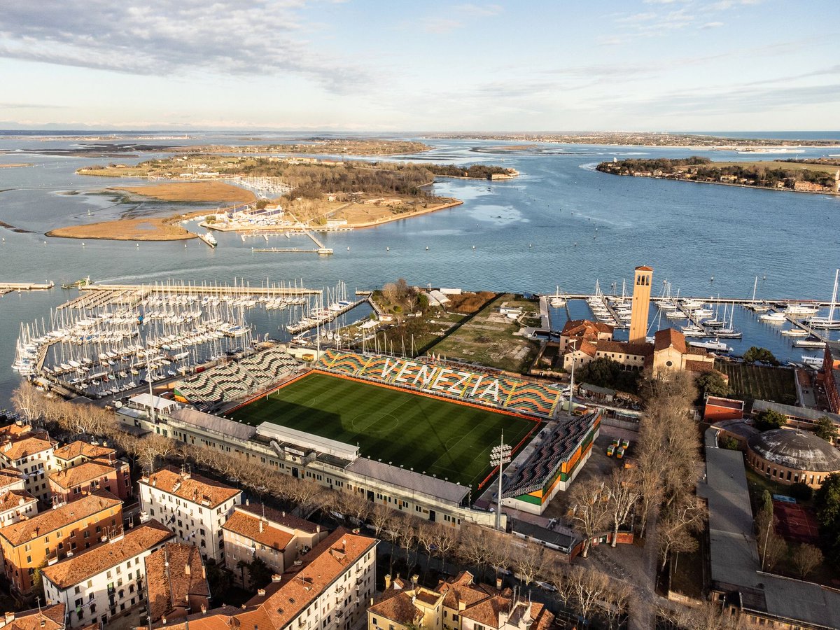 Yo sé que el Stadio Pier Luigi Penzo está muy lejos de ser un buen estadio pero el cambio es un bajón 🟠🟢

Ve el aura que tiene ese estadio rodeado por los canales venecianos 😮‍💨