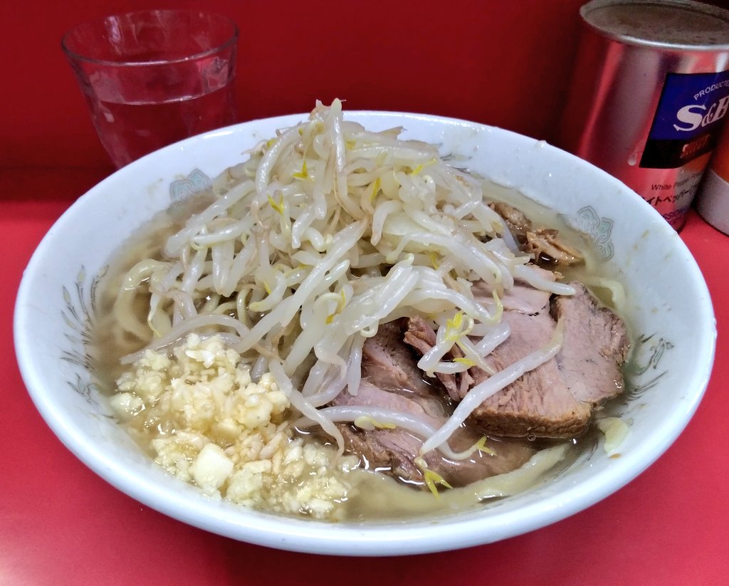 RamenSamSam's tweet image. ラーメン二郎三田本店 小ラーメン
久しぶりの二郎さんだし三田本店だし。。。☝️
瞬殺で懐かしい思い出が甦りました😊😊ライトなスープに液体アブラ多めで熱々スープ
店内はズルズルっとススル音色🎵のみ。。。ベストな体調だし至極の一杯となりました