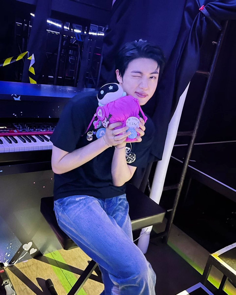 I vote #Jin for #2025MAMAAWARDS