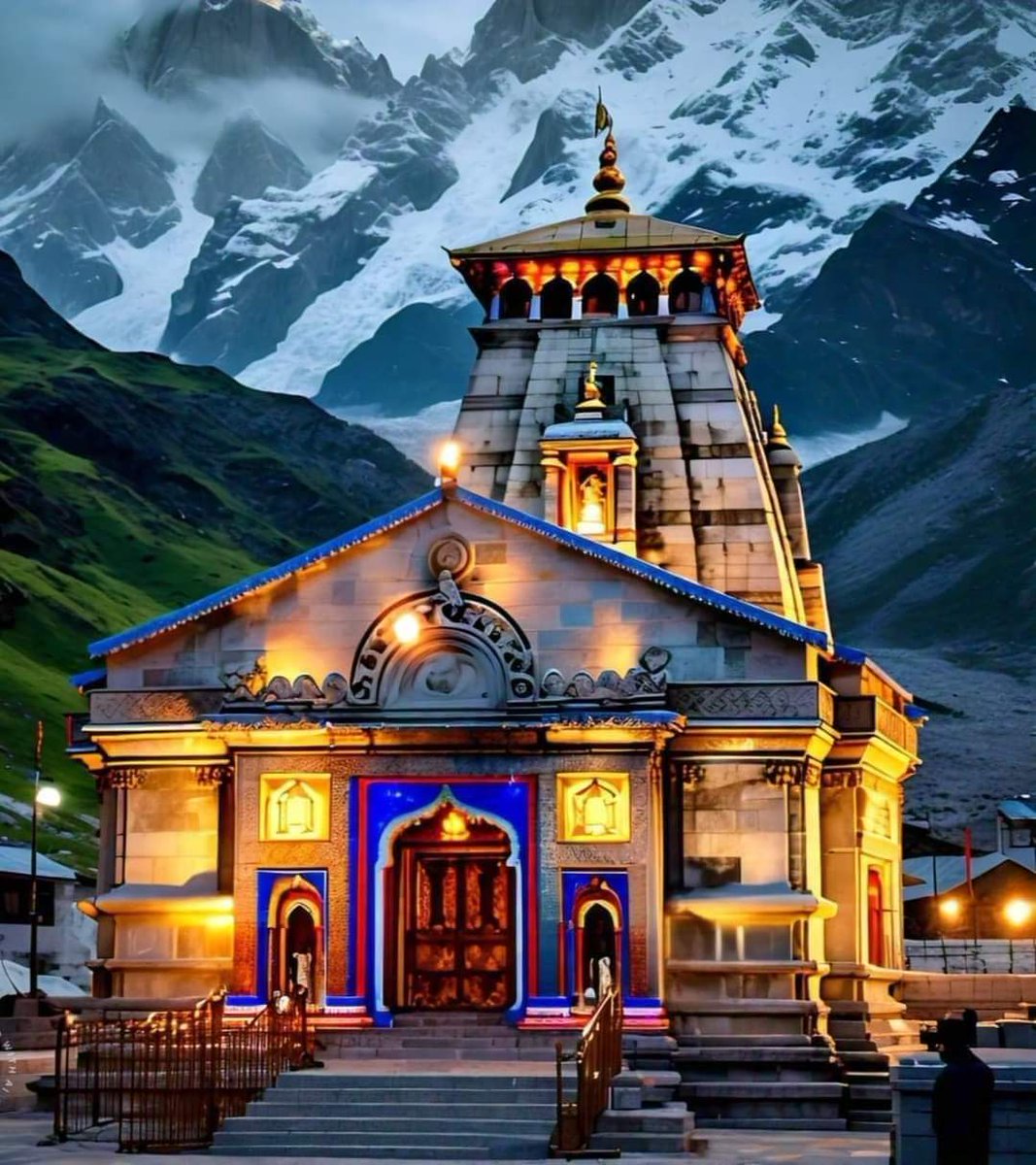 एक ही फर्क है स्वर्ग और केदारनाथ में !
स्वर्ग में देव बसते हैं,
और केदारनाथ में स्वयं महादेव विराजते हैं।

जहाँ सांसें भी "हर हर महादेव" कहकर पवित्र हो जाती हैं,
जहाँ हर पत्थर में भक्ति का स्वर गूंजता है,
वहीँ है केदारनाथ - आस्था, अध्यात्म और अद्भुत शक्ति का संगम।
 हर हर महादेव!