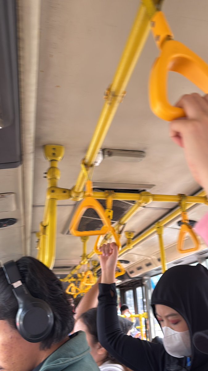 MeLllisaaa's tweet photo. @PT_Transjakarta bus BMP-242 rute 6B. Bus sdh tdk layak, atap sdh menggantung begitu. Jatuh kena org gmn? Trus bus bau sekali. https://t.co/OJHmgNp9xu