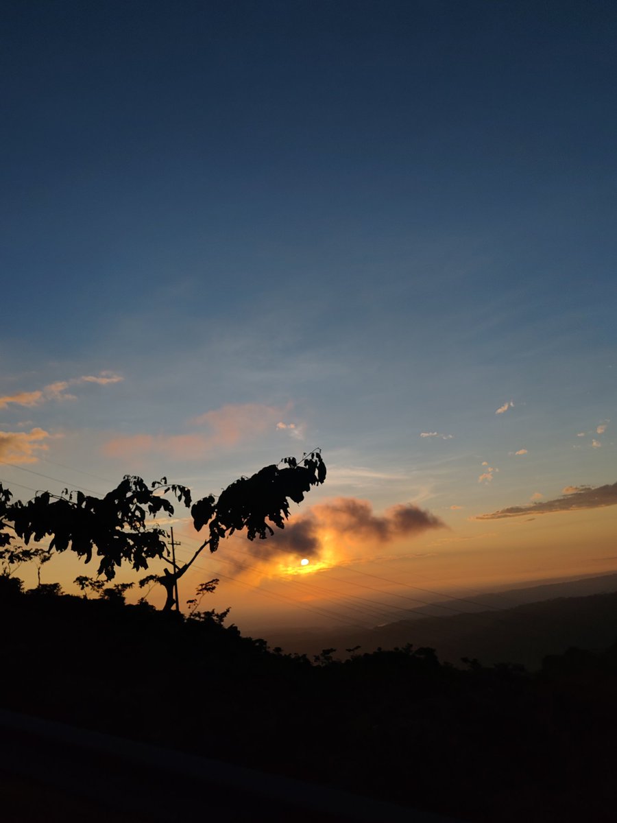 bmerida158's tweet photo. La vida es un viaje, asegúrate de traer buena música de fondo, y disfrutar los paisajes del camino https://t.co/melOp2L6WS