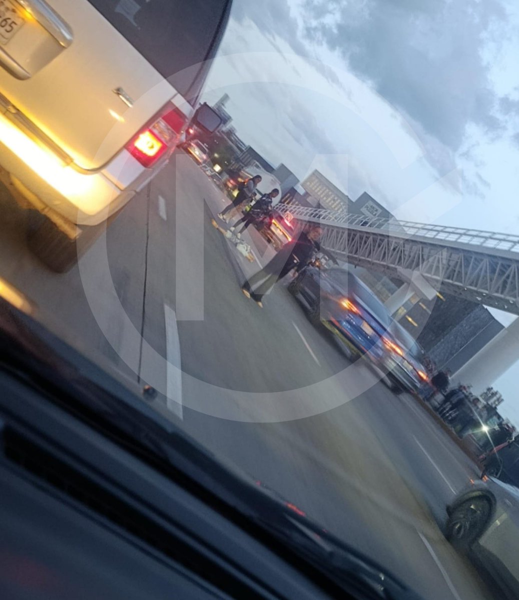 carlosmartinh's tweet image. 🚨Al parecer hay una mujer atropellada en la vía Atlixcáyotl frente al CIS de Angelópolis, abajo del puente peatonal que cruza hacia Solesta.