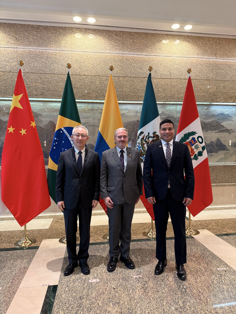 El embajador de
Colombia en la República Popular China, Sergio Cabrera, y el Cónsul General de Colombia en Hong Kong, participaron en una reunión con la oficina del Comisionado del ministerio de relaciones exteriores chino para Hong Kong y los cónsules generales de América Latina