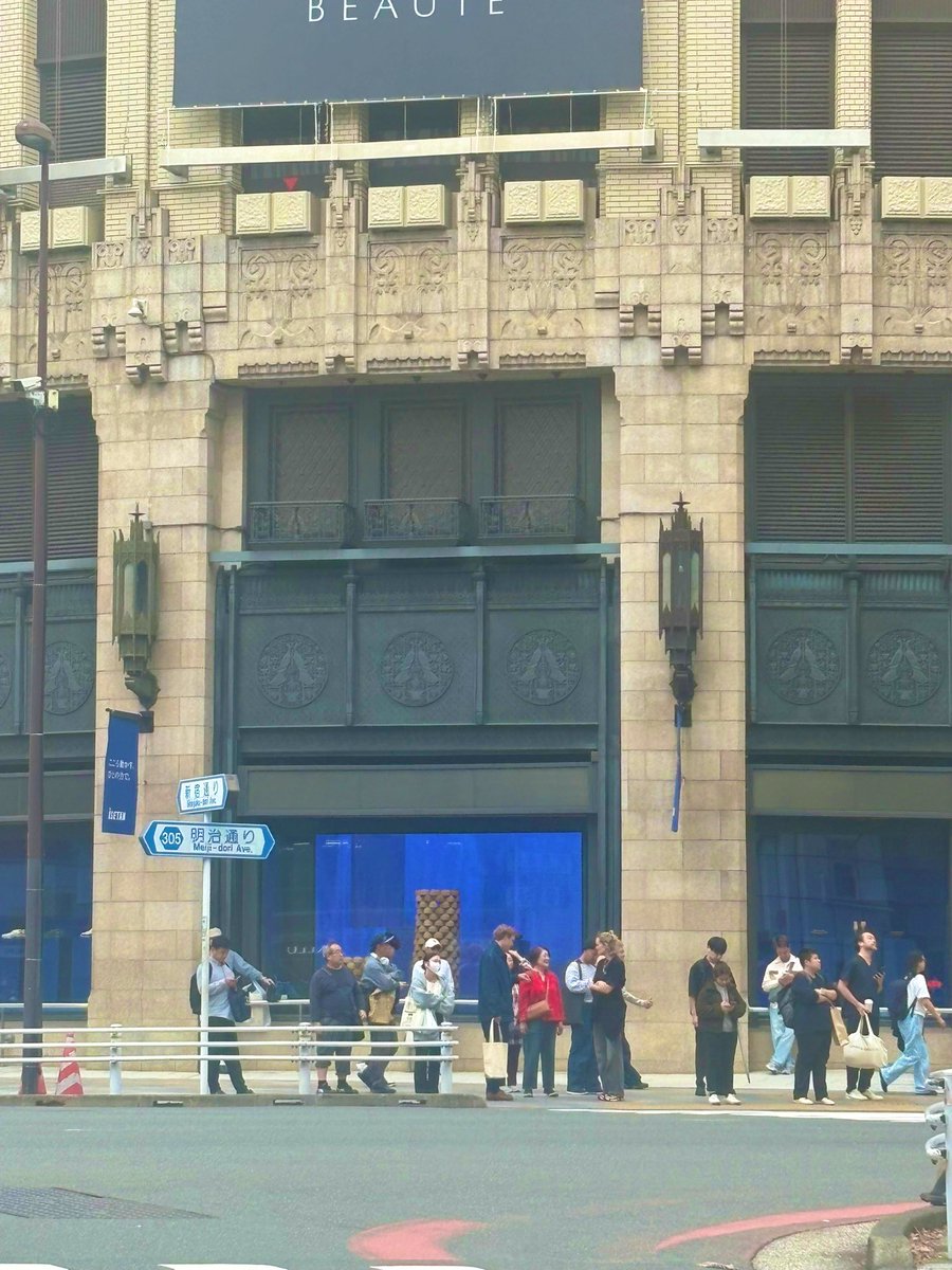 umu_designInc's tweet image. 今年は夏→冬？
秋は無しですか？❄️
ショーウィンドウはオータムなのに。

さて、新宿伊勢丹のショーケースに
#tsumugi が 入ったよー㊗️ と
クライアントさんからのお知らせが。

交差点、右折で少しだけ見れました🎶

引き続き、つむぎ達も宜しくお願いします。

#世SOU
#丗SOU
#umudesignInc.