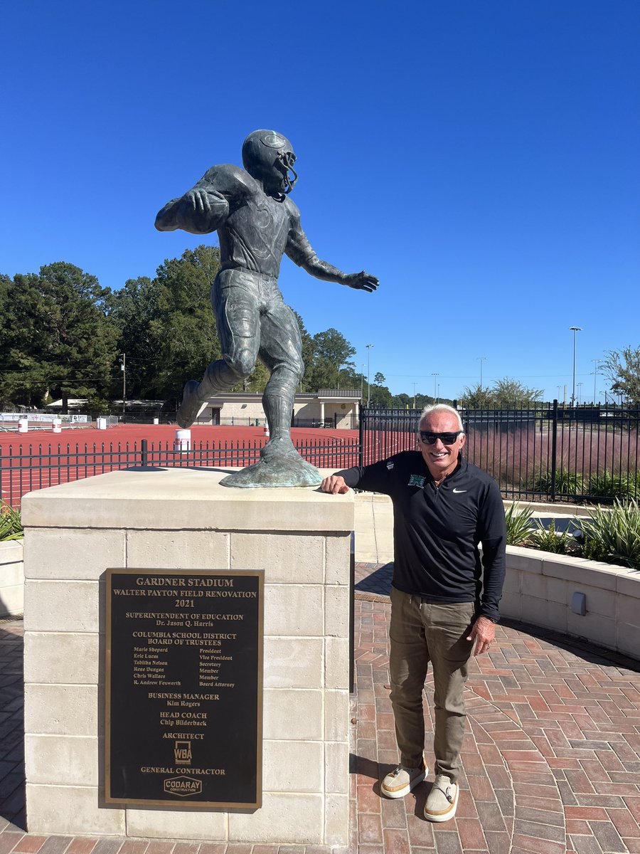 Jeff_Reinebold's tweet image. STOPPED IN COLUMBIA MISSISSIPPI FOR LUNCH - COUPLE OF LOCAL FOOTBALL FANS PROUDLY SAID "THIS HERE'S WALTER PAYTON'S HOME TOWN" WENT TO THE HIGH SCHOOL WHERE HS COACH PROUDLY SHOWED OFF SWEETNESS STATUE &amp;amp; SAID SEE THAT OLD GUY, THATS WALTER'S HS COACH. PROUD TO SHAKE HANDS W 92…